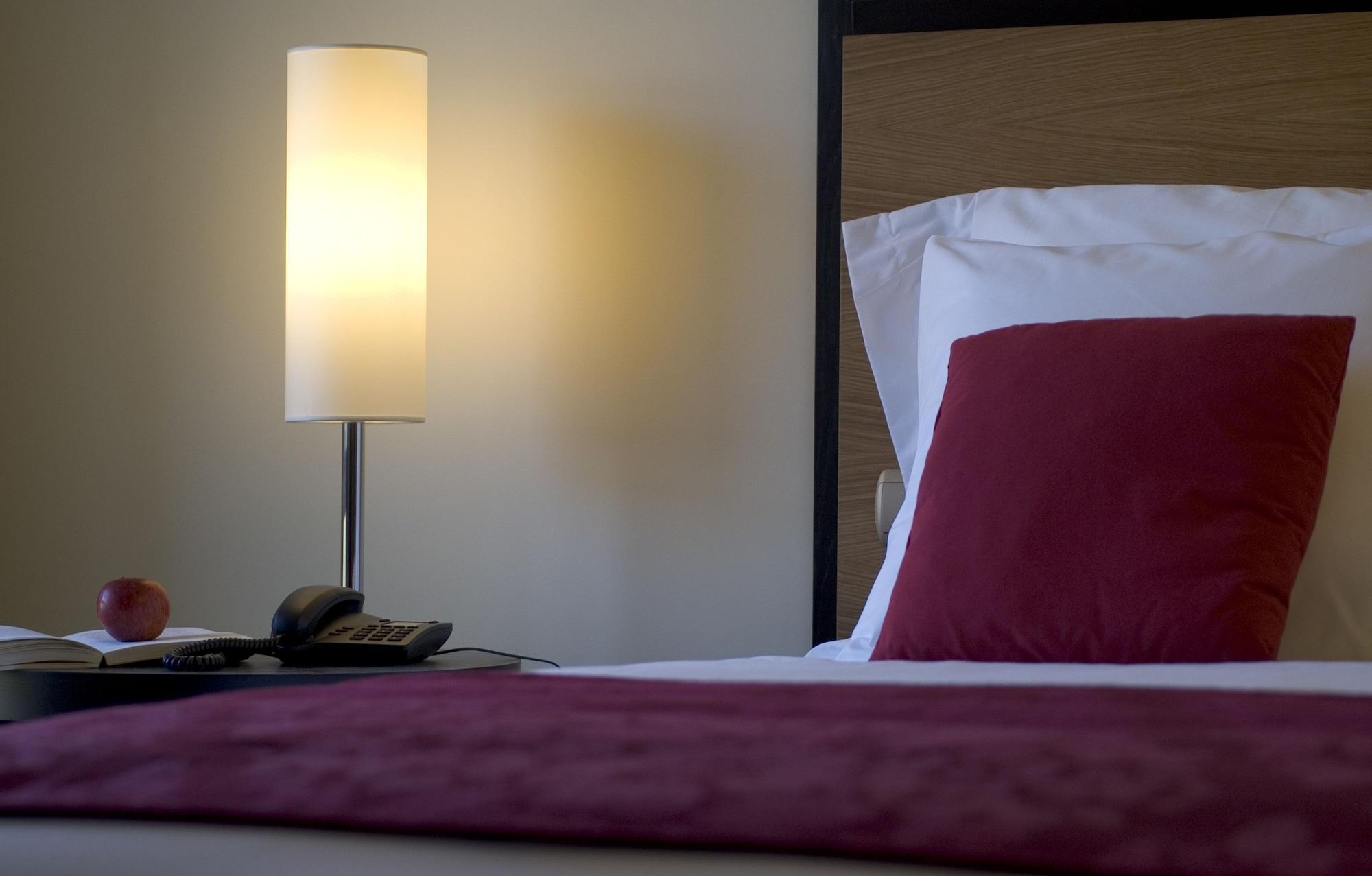 Pestana Casino Park Hotel&Casino Funchal  Bagian luar foto A lamp on a bedside table