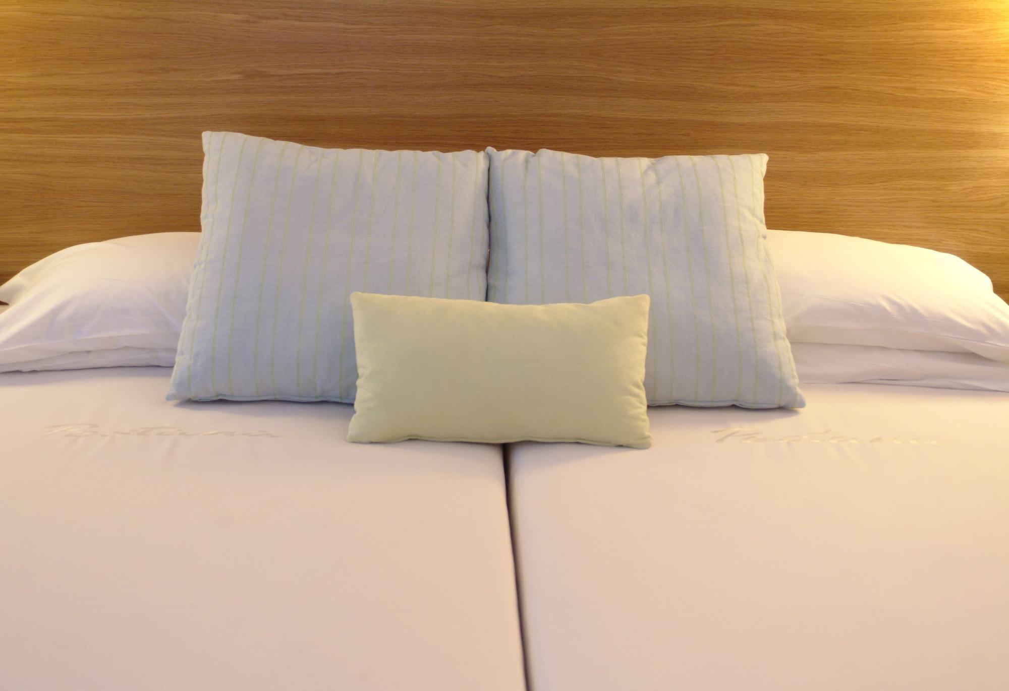 Pestana Casino Park Hotel&Casino Funchal  Bagian luar foto Pillows on a bed